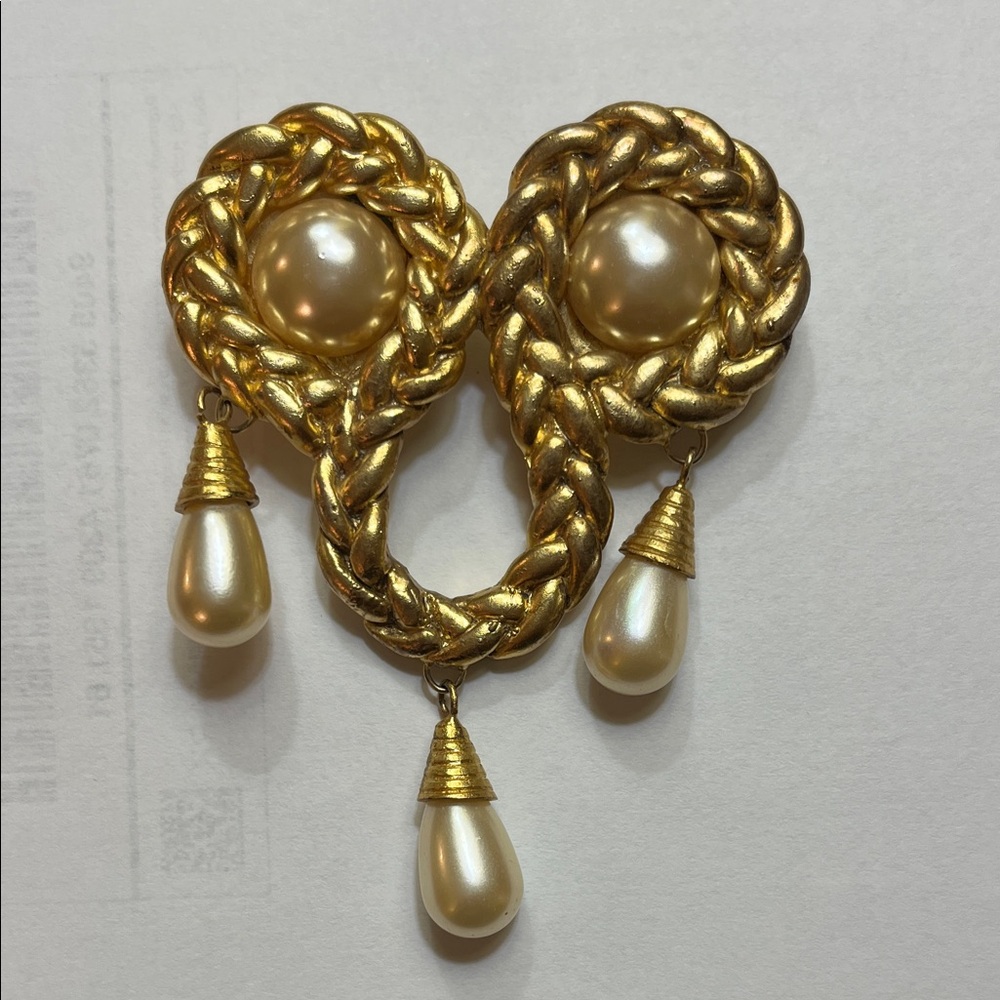 Elegant Gold and Pearl Drop brooch